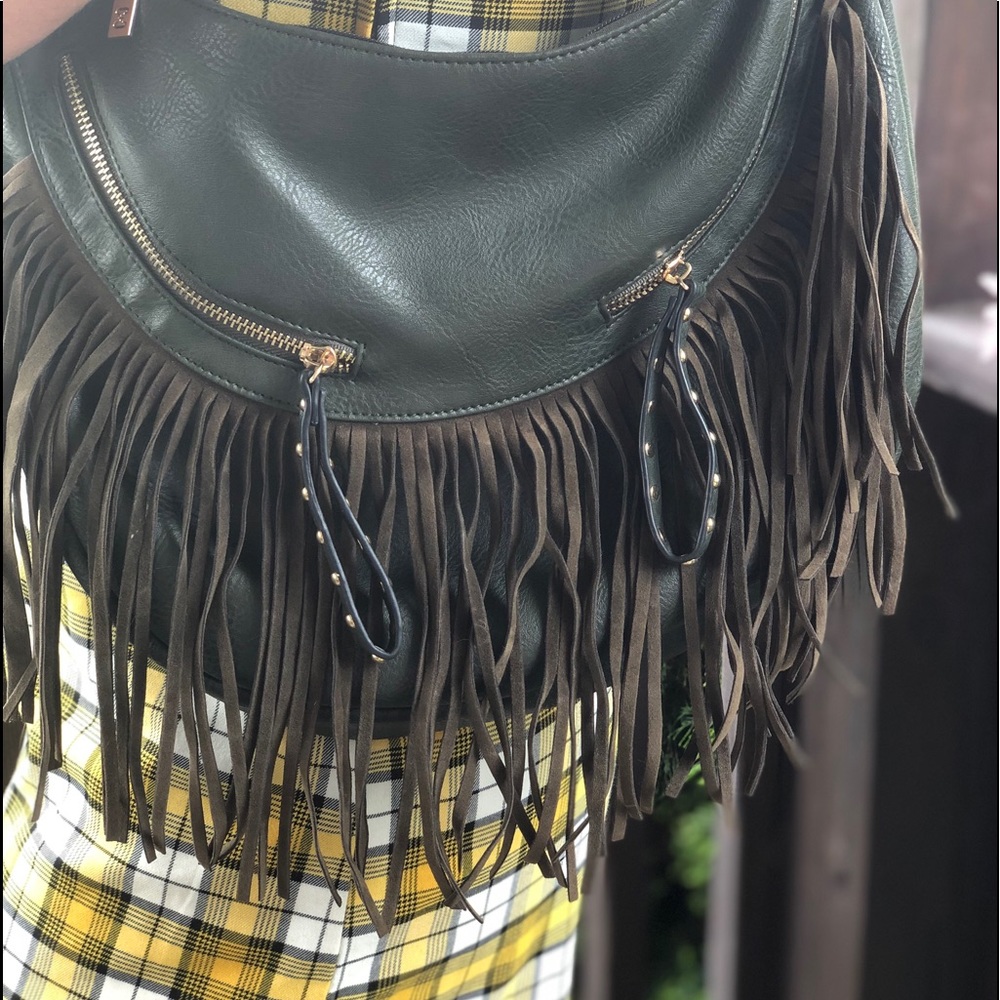 Green shoulder bag with fringes